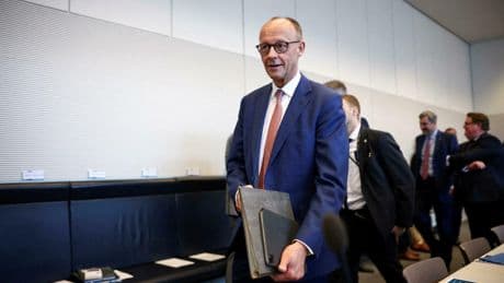 Économie, défense, migrants : les dossiers chauds de la rencontre Macron-Merz à Paris