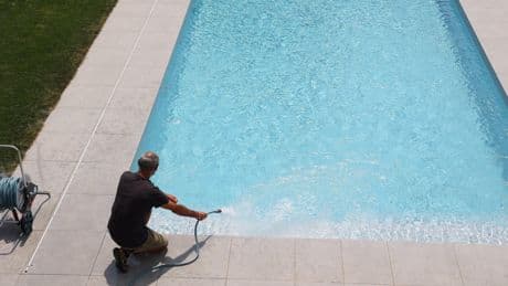 « Ça reste du luxe » : la piscine privée, une alliée controversée face à la canicule