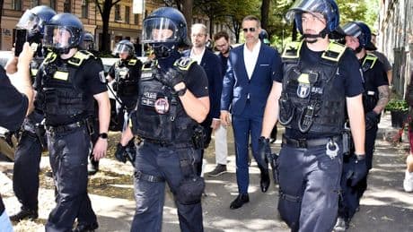Wut-Protest am Görlitzer Park - AfD-Abgeordnete flüchten unter Polizeischutz