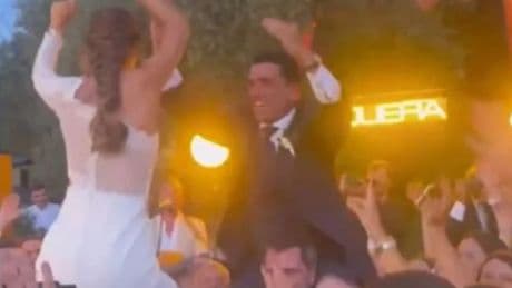 Todos los detalles de la boda de Jaime Lorente y Marta Goenaga: imágenes del interior, bailes y el beso