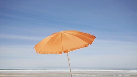 Sonnenschirm fällt um? Nie wieder – mit diesem genialen Trick