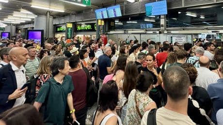 Las imágenes del caos y el colapso las estaciones de tren de Madrid por una incidencia eléctrica