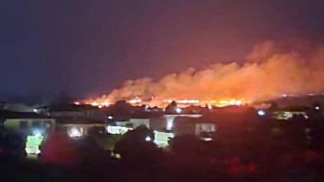 Un incendio junto al embalse del Guajaraz, en el término municipal de Argés (Toledo), deja un largo frente de fuego