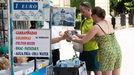 Helados y agua mineral se encarecen un 3% en plena alerta por calor, mientras la cerveza y los refrescos moderan su precio