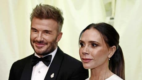 Victoria Beckham trots op David na benoeming door koning Charles: ’Mijn ridder op het witte paard’