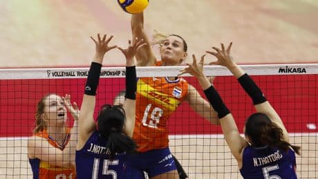 Volleybalsters als poulewinnaar naar achtste finales WK na thriller tegen gastland Thailand: ’Ze zaten overal’