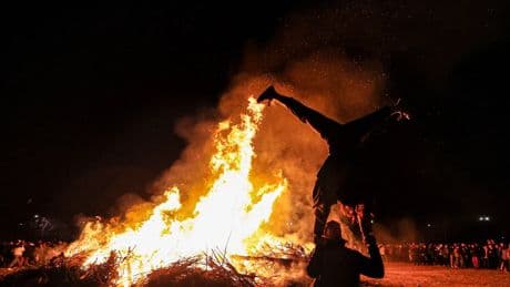 De los ritos paganos al nacimiento de un santo: el verdadero origen de las noches (y hogueras) de San Juan