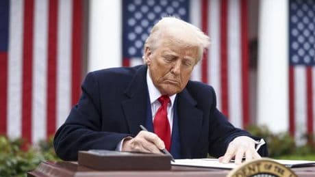 Trump ordena al Estado que deje de financiar a los medios públicos PBS y NPR