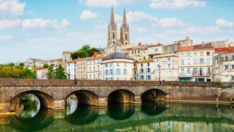 La hermosa ciudad medieval con un patrimonio histórico y natural en Francia