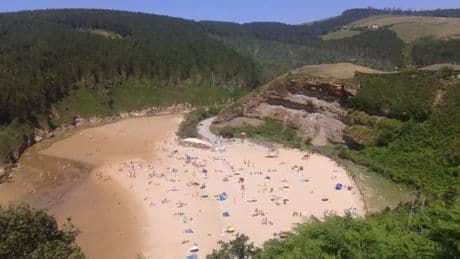 La playa de Galizano sigue cerrada por el brote de rotavirus y un paciente continúa en el hospital