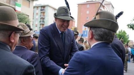 "Apolitici, persone per bene". Crosetto omaggia gli Alpini e smonta le polemiche