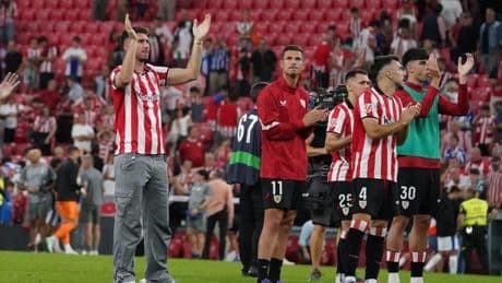 Laporte, presentado en el césped de San Mamés ya participa en los cánticos con el fondo