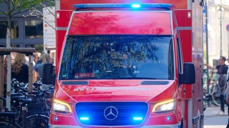 Düsseldorf: Audi-Fahrerin eingeklemmt – Feuerwehr reagiert