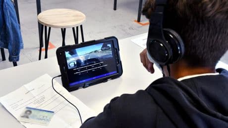 Permis de conduire : vers un examen du code de la route traduit en langue des signes