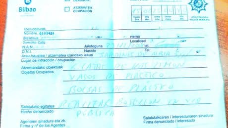 Multan con 400 euros a dos jóvenes que bebían latas de refresco en Bilbao