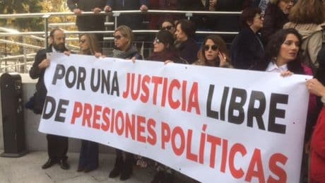 Los jueces jóvenes se rebelan contra la ley Bolaños y los veteranos se suman: un chat en WhatsApp habla de huelga