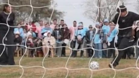 Las lágrimas de Julián al conocer el sexo de su bebé tras lanzar un penalti