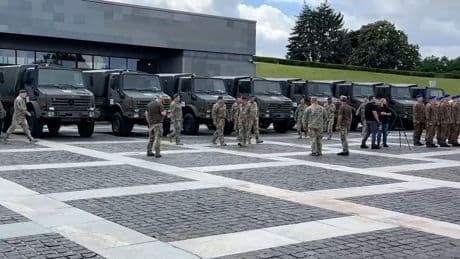 Außenminister in der Ukraine - Wadephul schenkt Brummis für 4 Millionen Euro