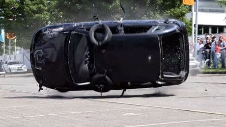 Video zeigt Unfall bei Monster-Truck-Show - Stunt-Fahrer fliegt in Zuschauer!