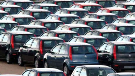 Il mercato dell’auto a maggio resta fermo in Italia. E c’è il nodo delle invendute