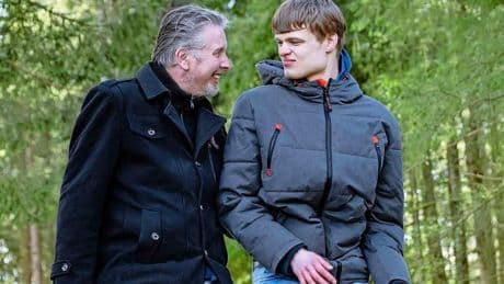 Aantal werkende mantelzorgers stijgt fors: ’Voelde me schuldig naar collega’s als ik eerder weg moest voor mijn zoon’
