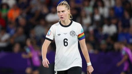 Janina Minge: Bis vor einem Jahr fuhr sie als Polizistin Streife. Nun ist sie DFB-Kapitänin