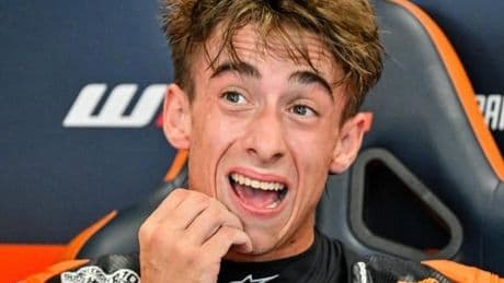 Un cámara en MotoGP se libra del impacto de la KTM de Pedro Acosta
