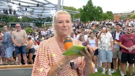Andrea Kiewel macht "Fernsehgarten"-Ansage – im Hintergrund spielt sich Kurioses ab