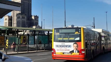 Présidentielle en Pologne : comment le maire proeuropéen de Varsovie, favori, tente de gommer son image de bobo progressiste