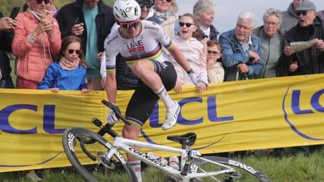 El susto de Tadej Pogačar antes de la etapa 18 del Tour: chocó con un coche del Visma-Lease y pudo hacerse mucho daño