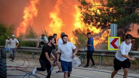 Feuer in beliebter Urlaubsregion - Menschen fliehen vor Waldbränden in der Türkei