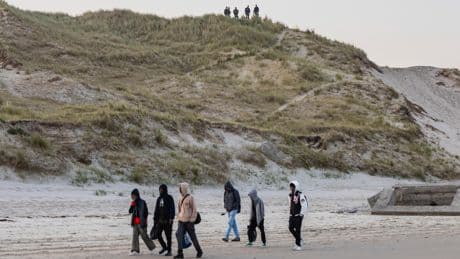 Comment la France et le Royaume-Uni essaient de réguler l’immigration clandestine dans la Manche