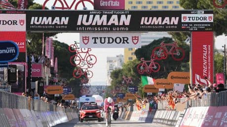 Giro d?Italia seconda tappa: Tarling batte Roglic per un secondo, ma lo sloveno è maglia rosa