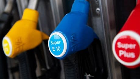 An der Tankstelle: Einen Fehler sollten Autofahrer im Sommer unbedingt vermeiden