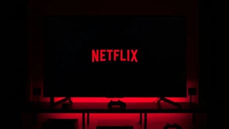 Netflix tiene un ajuste secreto que mejora el sonido si no usas barra: así puedes activarlo