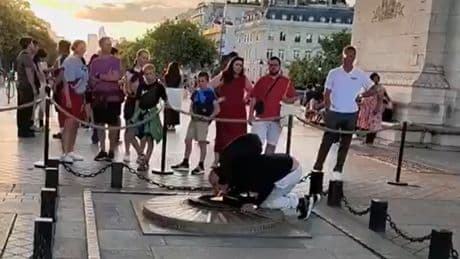 Outrage as man uses memorial flame at Tomb of the Unknown Soldier to light cigarette
