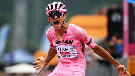 Del Toro staat weer op in de Giro en pakt fraaie ritzege in roze leiderstrui