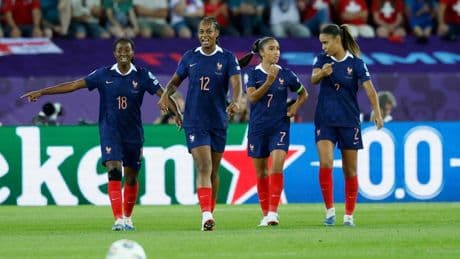 Euro 2025 : pour leur entrée en lice, les Bleues font plier l’Angleterre grâce à Marie-Antoinette Katoto et Sandie Baltimore