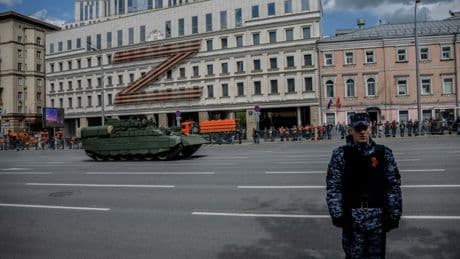 Le 9-Mai célébré en grande pompe par la Russie, sans trêve sur le front ukrainien d’après Kiev