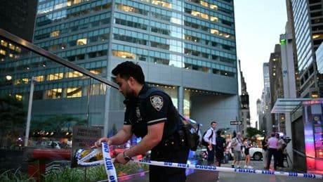 New York, sparatoria nel grattacielo sede di Blackstone e National Football League: 5 morti, il killer si uccide