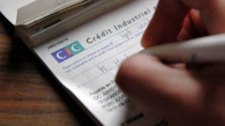 La France veut fermer d'ici deux ans son dernier centre public de traitement des chèques, bientôt la fin de ce moyen de paiement?