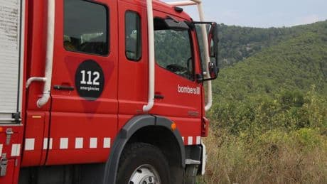 Los bomberos trabajan para rescatar a una persona herida en una cueva en Tortosa