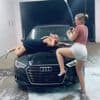 Vrouwen spuiten elkaar nat en dansen sexy bij carwash: miljoenen views, maar autobranche waarschuwt