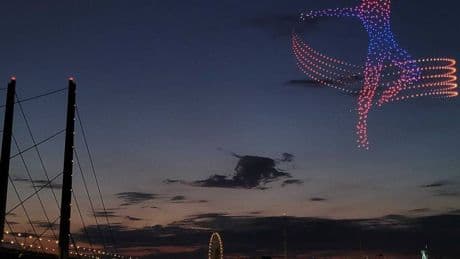 Der Andrang war riesig: So schön war die Drohnenshow über der Düsseldorfer Kirmes