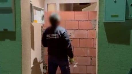 Tapiar puertas con ladrillos y cemento: así han conseguido en una localidad murciana expulsar a 100 okupas