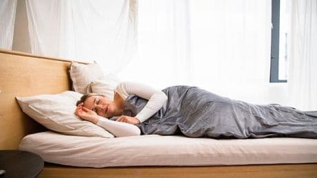 «Il pisolino pomeridiano troppo lungo accorcia la vita». Lo studio: dormire 40' durante il giorno aumenta rischio di mortalità