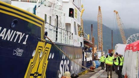 La Spezia, lo sbarco dei migranti dalla Humanity 1 | Foto