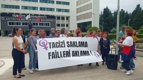 Kadınlardan Antalya Büyükşehir Belediyesine tepki: "Tacizi saklama, failleri aklama”