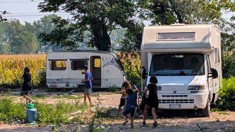 La ragazzina rintracciata in fuga. Tre in comunità ma uno è sparito