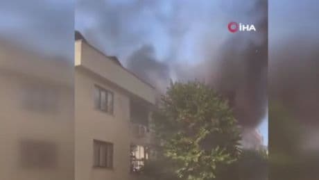 Bayrampaşa'da bir binada yangın! Çok sayıda ekip sevk edildi